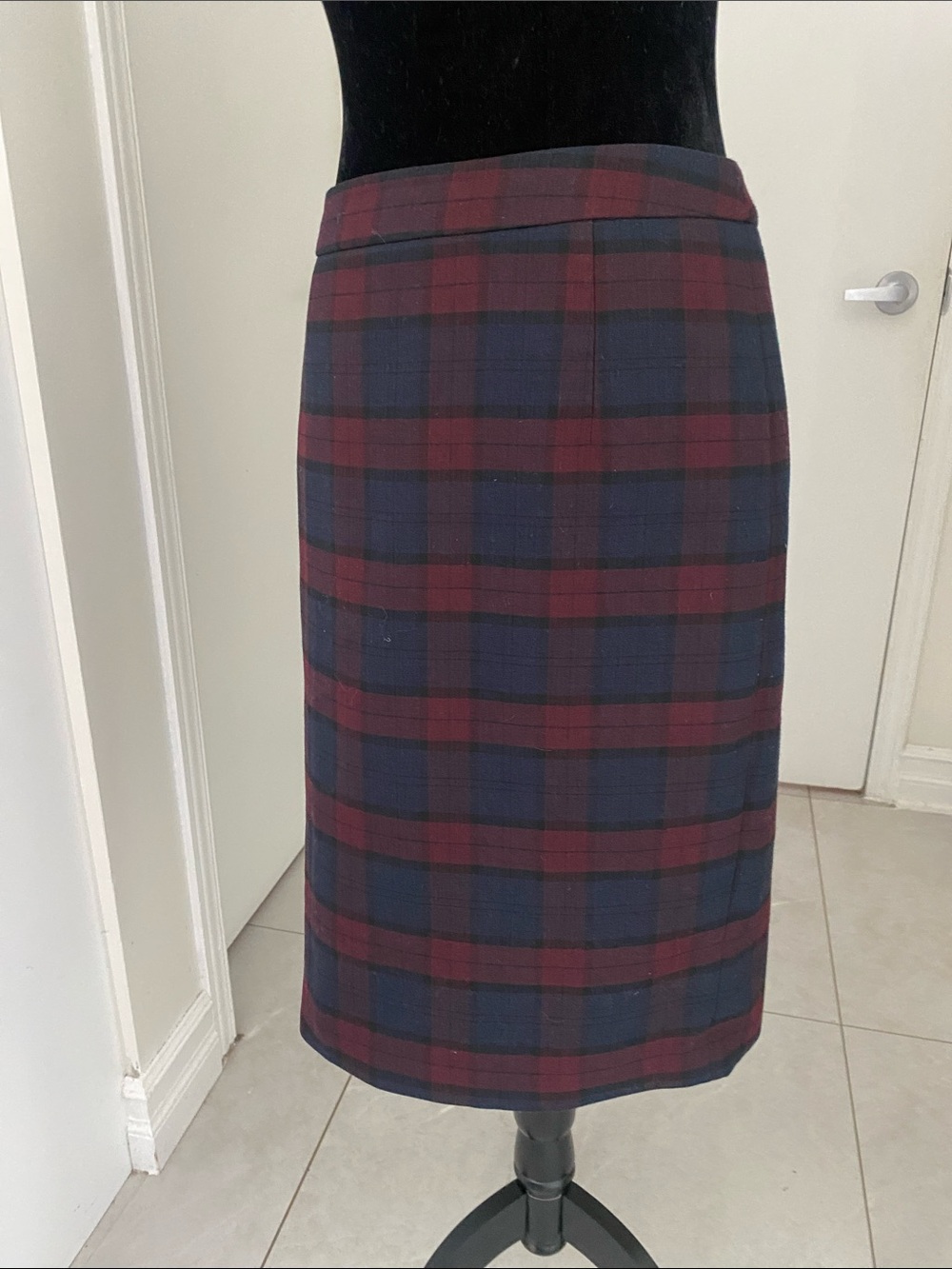 Contemporaine by Simons Classic Plaid Pencil Skirt in Burgundy & Navy Size 10